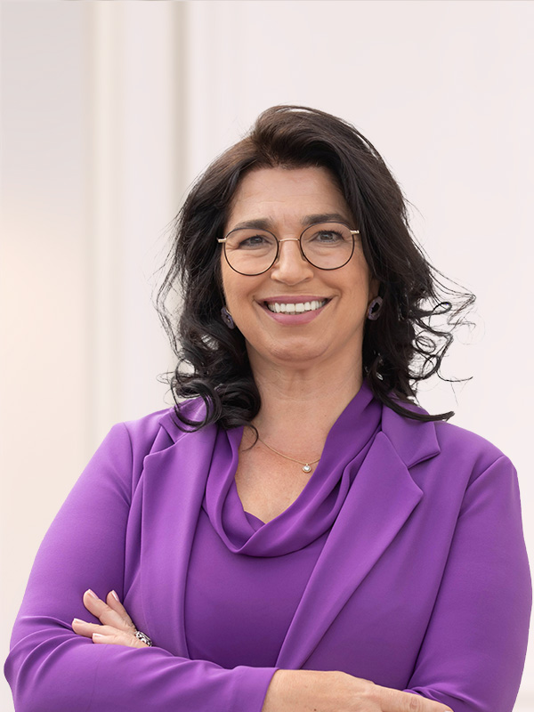 ulrike-mas-executive-coach Ulrike Mas, Geschäftsführerin und systemische Beraterin, spezialisiert auf maßgeschneiderte Lösungen für Unternehmen.